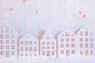 童話般的圣誕內(nèi)飾, 有白色的多層房屋和花環(huán)。新年裝飾。假日卡。圣誕節(jié)背景. 