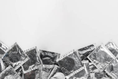 查出的銀色避孕套在白色背景與拷貝空間