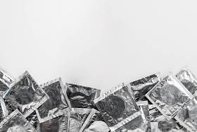 查出的银色避孕套在白色背景与拷贝空间