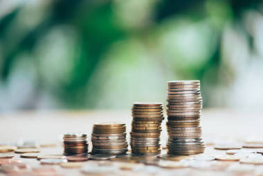 桌子上堆疊硬幣的特寫鏡頭視圖和模糊的背景