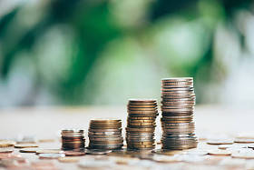 桌子上堆叠硬币的特写镜头视图和模糊的背景