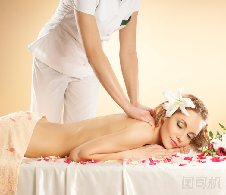 溫泉治療的年輕和漂亮女人圖片