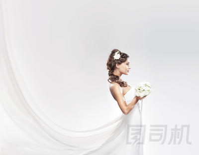 年輕的吸引力新娘與白玫瑰花束