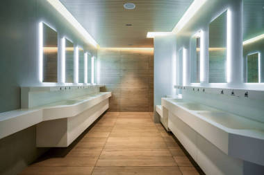 公共厕所和卫生间的现代设计。豪华内饰