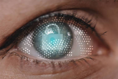 裁剪拍攝的女性眼睛看著相機(jī)與網(wǎng)絡(luò)安全標(biāo)志