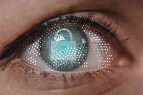 裁剪拍摄的女性眼睛看着相机与网络安全标志