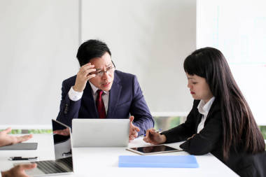 愤怒不满的高级商人亚洲会议沟通讨论工作办公室严肃, 指着条款未能履行的概念