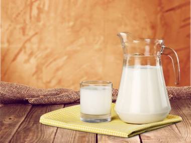 木桌上的瓶子和杯子 图片