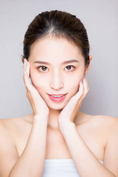 在灰色背景的美容皮膚護(hù)理婦女