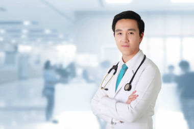 医生摆臂交叉, 医务人员在模糊的背景下工作