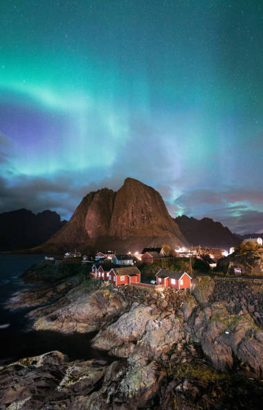 北極光北極光與 Hamnoy 漁人村的經(jīng)典景觀, 靠近挪威的女王, 羅弗敦群島。這一鏡頭是由一個(gè)美妙的北極光表演的動(dòng)力