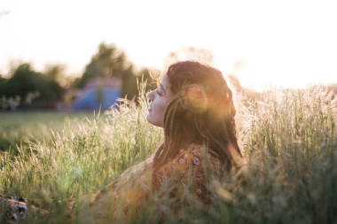 美麗的嬉皮士婦女的肖像與可怕的頭發(fā)在樹林里在日落有很好的時間在戶外