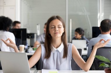 銘記千禧年女孩在辦公室為我冥想休息