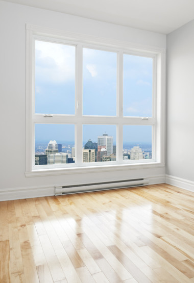 通過一個房間的窗口看到的市中心