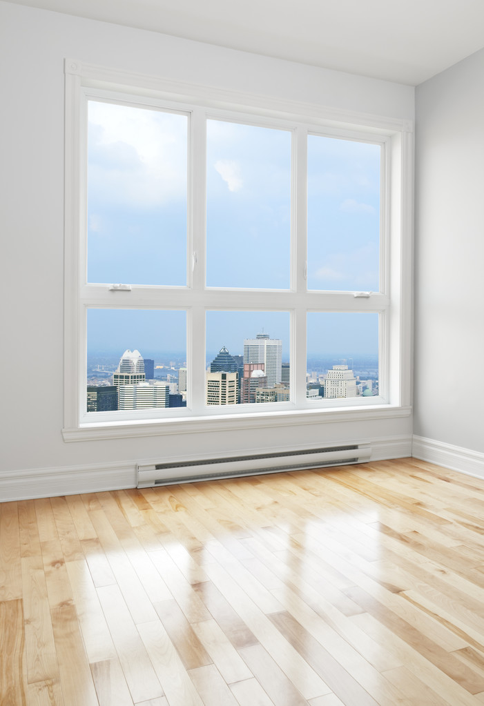 通过一个房间的窗口看到的市中心 通过一个房间的窗口看到的市中心