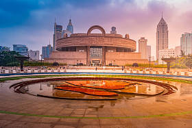 上海市中心白天, 背景上海博物馆