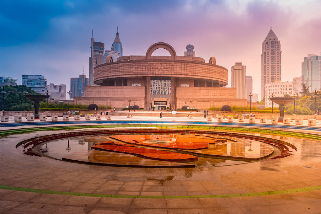 上海市中心白天, 背景上海博物馆 上海市中心白天, 背景上海博物馆