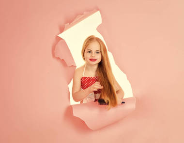 粉紅色的背景與漂亮的小女孩。粉紅色背景與別針孩子女孩