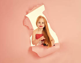 粉红色的背景与漂亮的小女孩。粉红色背景与别针孩子女孩