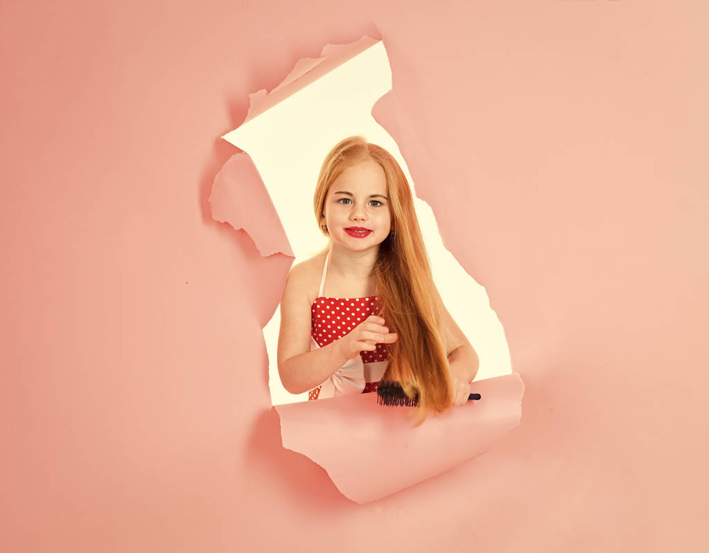 粉红色的背景与漂亮的小女孩。粉红色背景与别针孩子女孩 粉红色的背景与漂亮的小女孩。粉红色背景与别针孩子女孩