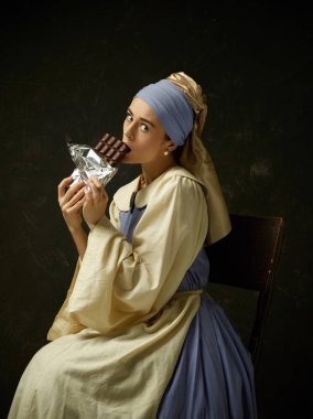中世紀(jì)婦女穿緊身衣和帽子的歷史服裝.