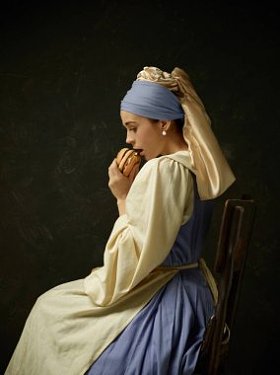 中世纪妇女穿紧身衣和帽子的历史服装