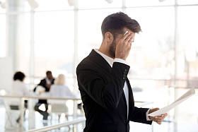 紧张的男性员工面试前的复试图片