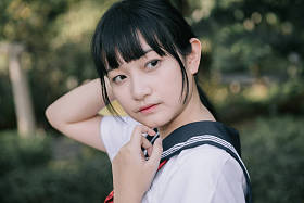 亚洲日本学校女孩服装的肖像看公园户外电影复古风