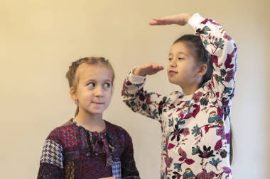 兩個(gè)小女孩是以成長來衡量的