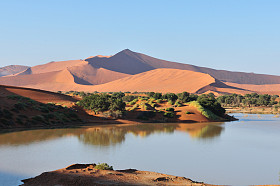 纳米布沙漠中的水淹的 sossusvlei
