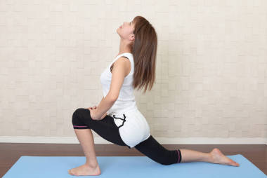 做伸展运动的妇女图片