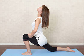 做伸展运动的妇女图片