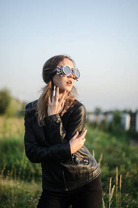 美丽的女孩在皮革夹克