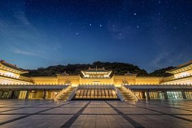 台北市夜间故宫博物院.图片