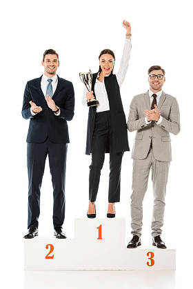 专业商人举行奖项, 而站在冠军领奖台孤立的白色