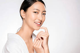 年轻美丽的亚洲女人,有着干净新鲜的皮肤.美女脸蛋的护理。面部治疗。化妆品、美容美发和温泉