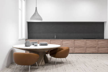 現(xiàn)代化的廚房, 白色的墻壁, 木地板, 灰色和木制的臺(tái)面和圓桌與棕色扶手椅附近。3d 渲染