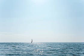 在蓝色海洋中航行的帆船的风景