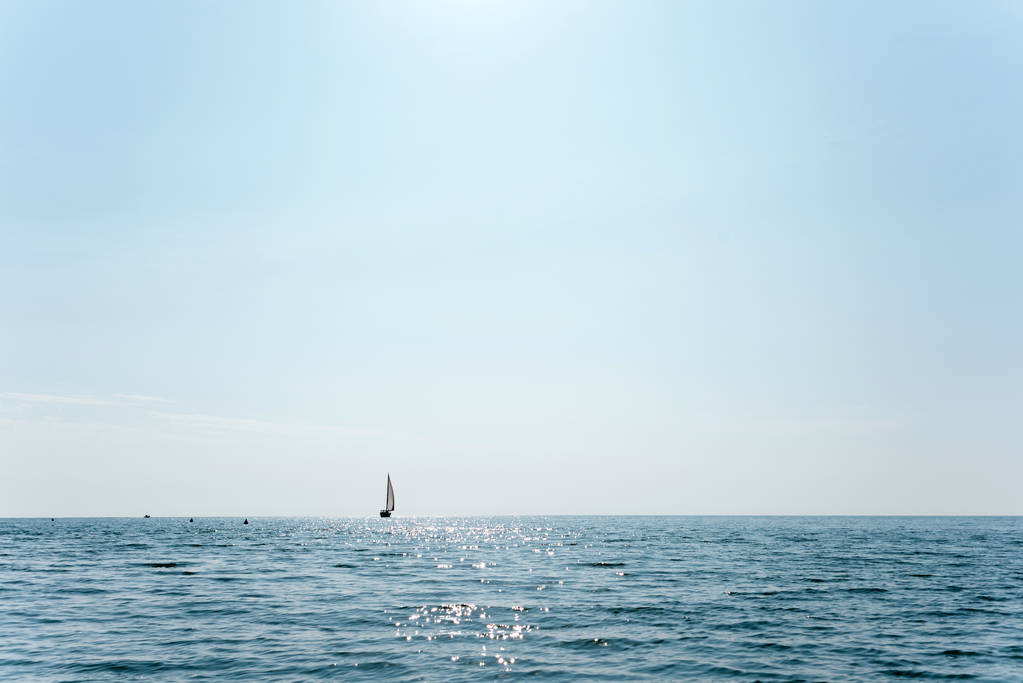 在蓝色海洋中航行的帆船的风景