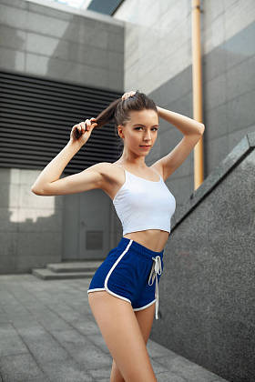 后市运行和工作出户外放松的健身女跑步运动员