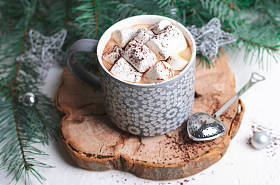 热可可饮料与棉花糖在一个杯子在圣诞节背景, 冬季巧克力或咖啡甜饮料