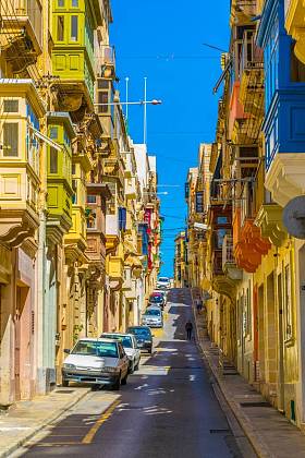 在麦芽的 senglea 的历史中心看到一条狭窄的街道