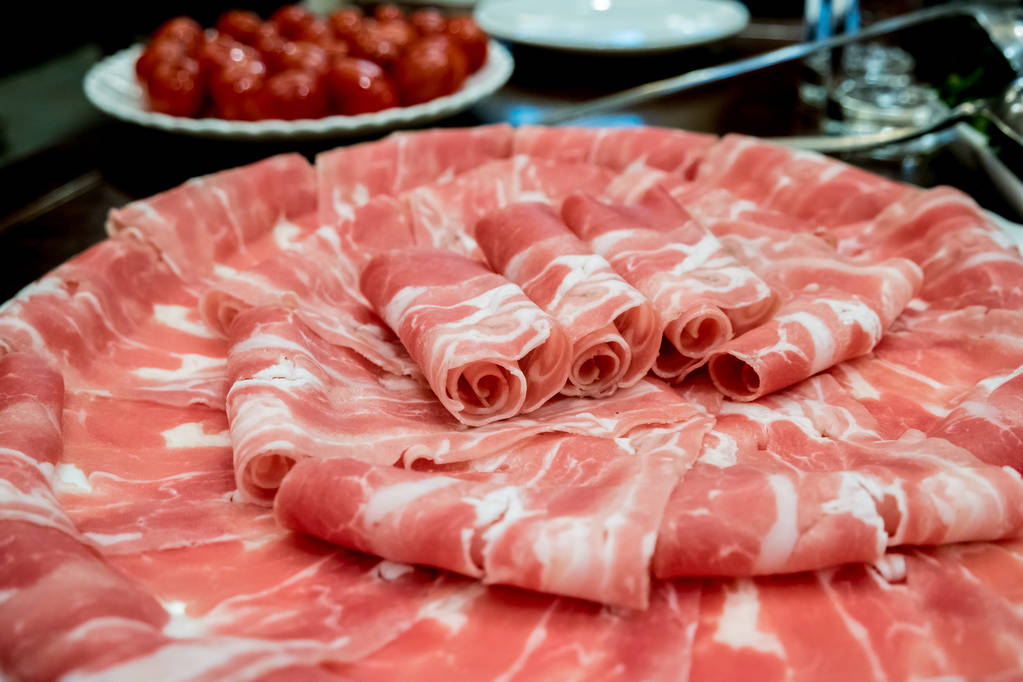 火锅牛肉卷板上的特写图片 火锅牛肉卷板上的特写图片