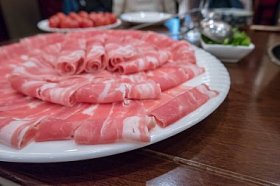 火锅牛肉卷板上的特写图片