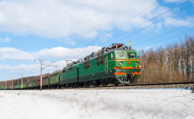 由電力機(jī)車(chē)牽引的貨物列車(chē)。烏克蘭鐵路