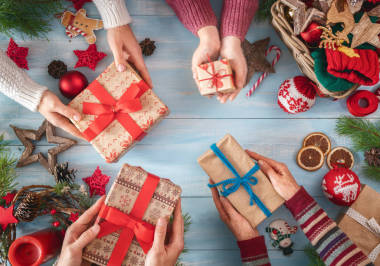 圣誕快樂, 節(jié)日快樂!祖母, 母親, 父親和他們的女兒準(zhǔn)備禮物。鮑比, 禮物, 糖果與裝飾品。頂部視圖。圣誕節(jié)家庭傳統(tǒng)