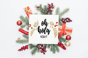 最高的松树树枝，圣诞装饰和礼物与“O Holy Night”的文字在中间被发现是白色的