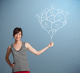 快乐的女人举行微笑气球绘图图片