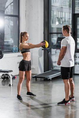 在運(yùn)動(dòng)女子訓(xùn)練與健身球在健身房的私人教練