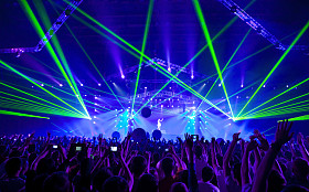 剪影和音乐家音乐会和光线图片